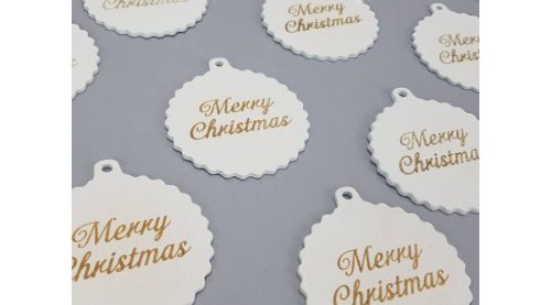 Fafigura Fodros gömb "Merry Christmas" felirattal fehér 