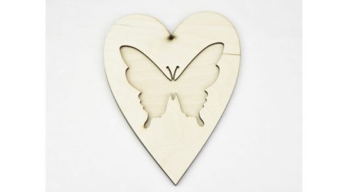 Fa dekoráció Áttört szív lepkével 15x20 cm